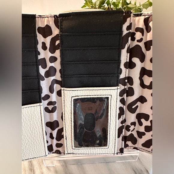 Jessica Simpson Cream Wallet with Gold-Tone Bow and Credit Card Slips - Picture 8 of 16